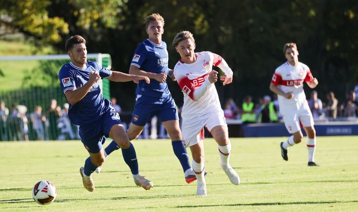 Heidenheims Luca Kerber (li.) im Duell mit Angelo Stiller.