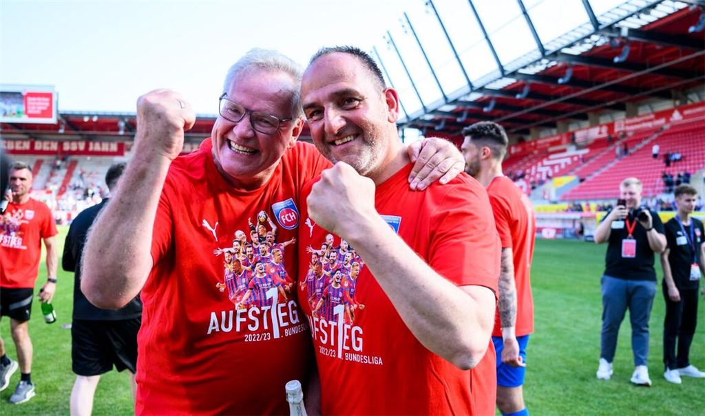 Heidenheims Vorstandsvorsitzender Holger Sanwald (l) und Trainer Frank Schmidt feiern den Aufstieg in die Bundesliga.