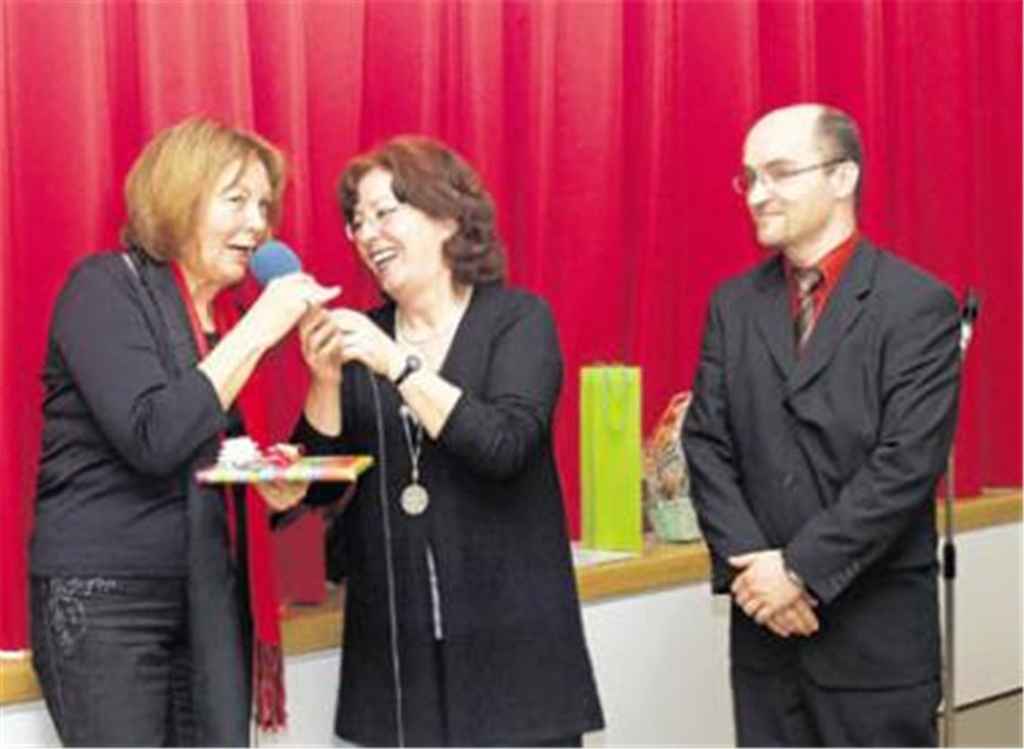 Heidi Friedrich, Leiterin der Illinger Außenstelle der Vhs Mühlacker, und Schultes Harald Eiberger bedanken sich unter anderem mit einem Buch über die Stromberggemeinde bei der Referentin und Autorin Susanne Offenbach (li.), die sich auch ins Goldene Buch der Kommune einträgt. Foto: Filitz