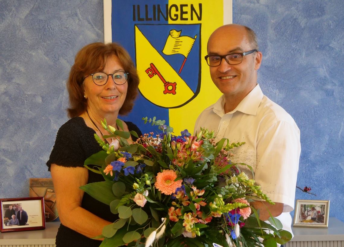 Heidi Friedrich wird von Bürgermeister Harald Eiberger verabschiedet. Friedrich