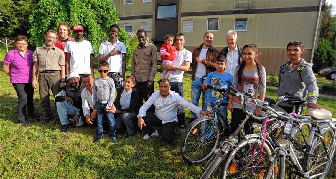 Heidi Kässer, Ulrich Noller und Philipp Noller (v.li.) kümmern sich ebenso wie Ölbronns Pfarrer Jürgen Götze (hintere Reihe re.) um die Asylbewerber. 