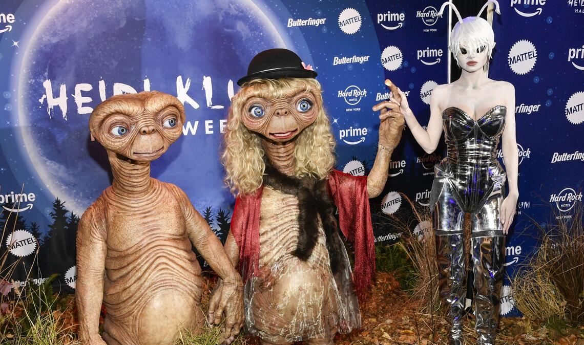 Heidi Klum (Mitte) bei ihrer Halloween-Party 2024. An ihrer Seite: Ehemann Tom Kaulitz (links) und Tochter Leni (rechts).