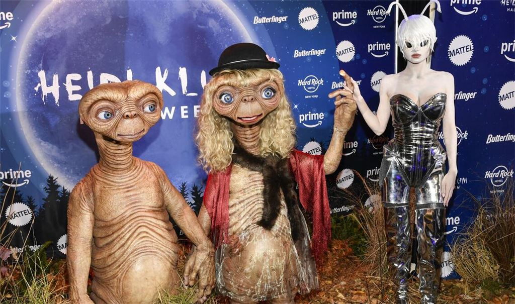 Heidi Klum (Mitte) bei ihrer Halloween-Party 2024. An ihrer Seite: Ehemann Tom Kaulitz (links) und Tochter Leni (rechts).