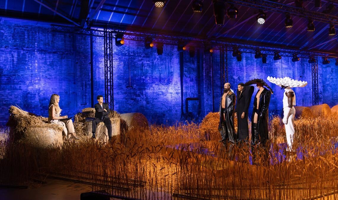 Heidi Klum bewertet die Models in Folge 3 gemeinsam mit Supermodel Sean O'Pry.