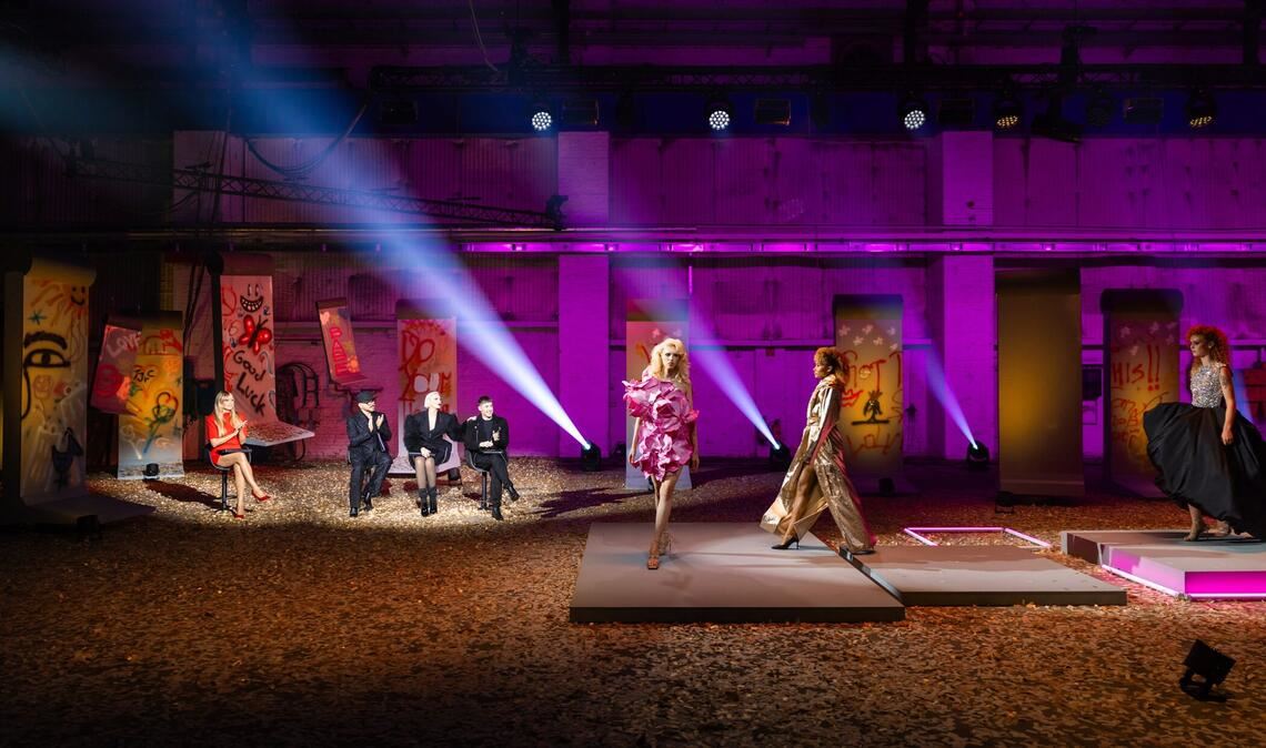 Heidi Klum mit den drei Gastjuroren der 6. Folge: Armin Morbach, Nadja Auermann und Kilian Kerner (v. l.).