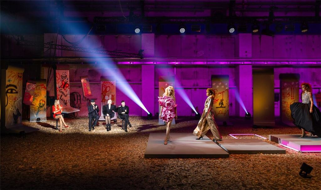 Heidi Klum mit den drei Gastjuroren der 6. Folge: Armin Morbach, Nadja Auermann und Kilian Kerner (v. l.).