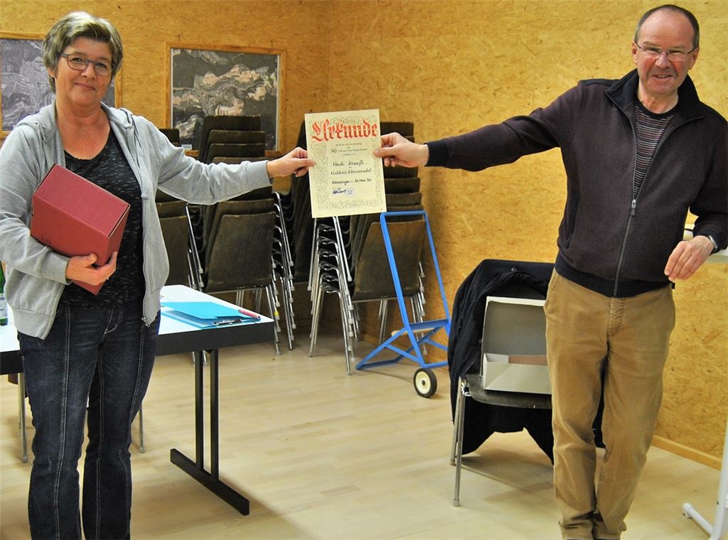 Heidi Krauß ist seit 40 Jahren Mitglied beim TV Hohenklingen. Der Vereinsvorsitzende Lothar Frick zeichnet sie bei der Hauptversammlung für ihre Treue mit der goldenen Ehrennadel aus.Foto: Haller