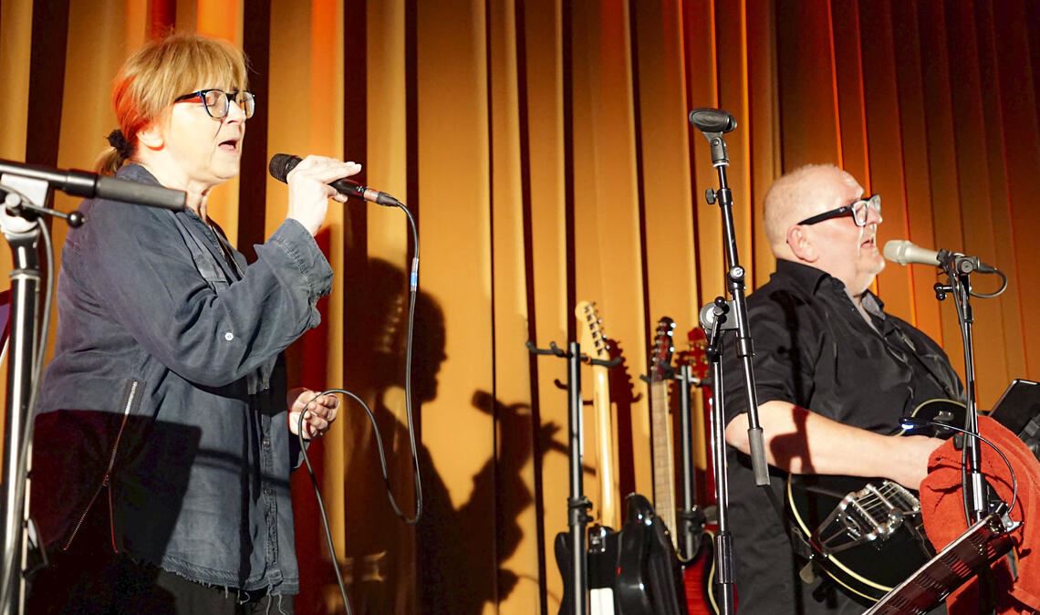 Heidi Roth und Harry Klenk bringen viele Songs mit Tiefgang zu Gehör. Fotos: Bastian