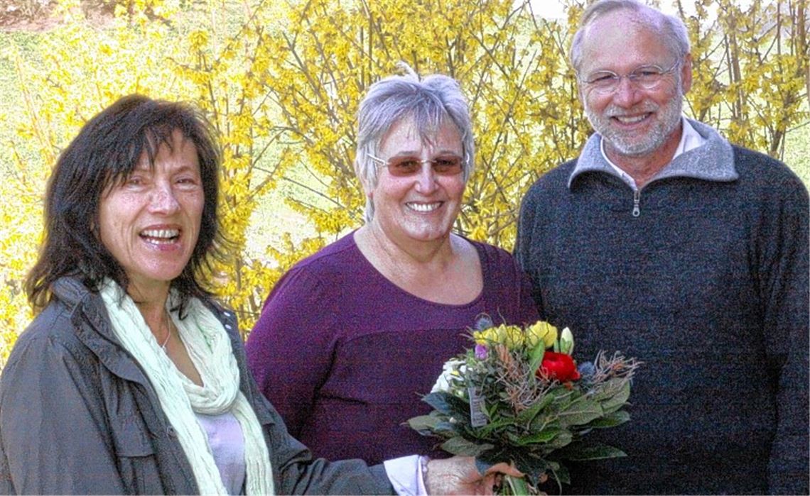 Heidi Schäfer (li.) übergibt die Blumen. Foto: lh