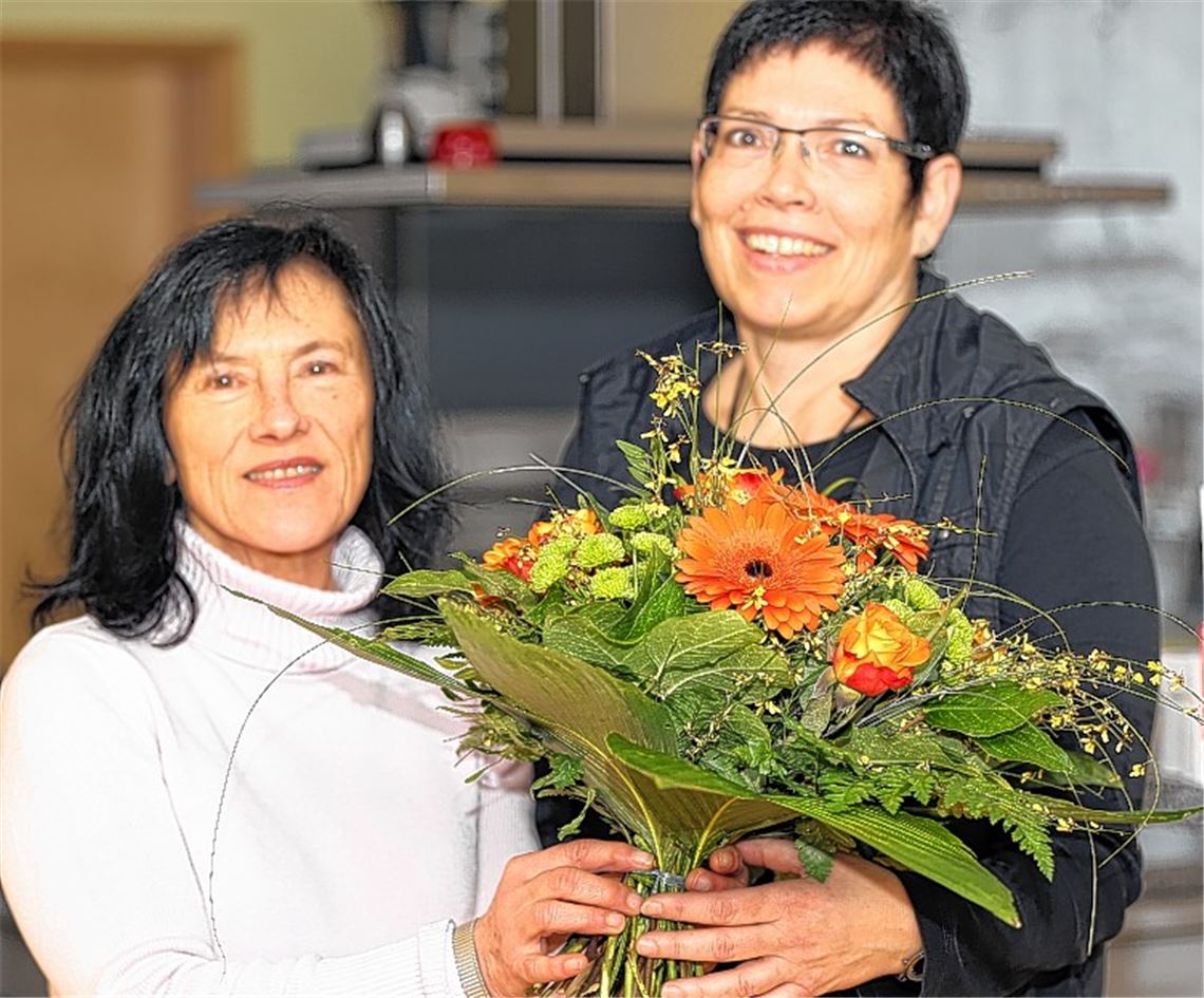 „Papierleserin“ freut sich über Blumen