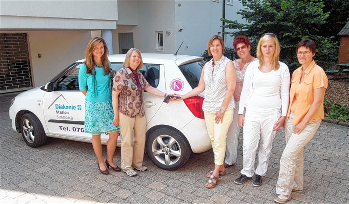Heidi Schmid und Ilse Stolze vom Krankenpflegeverein Illingen übergeben die Autoschlüssel für ein neues Dienstfahrzeug an Susanne Braun, Waltraud Körtge (stellvertretende Pflegedienstleiterin), Kristina Lindauer (Altenpflegerin) und Gabi Klingel (Pflegedienstleiterin (v. li.).