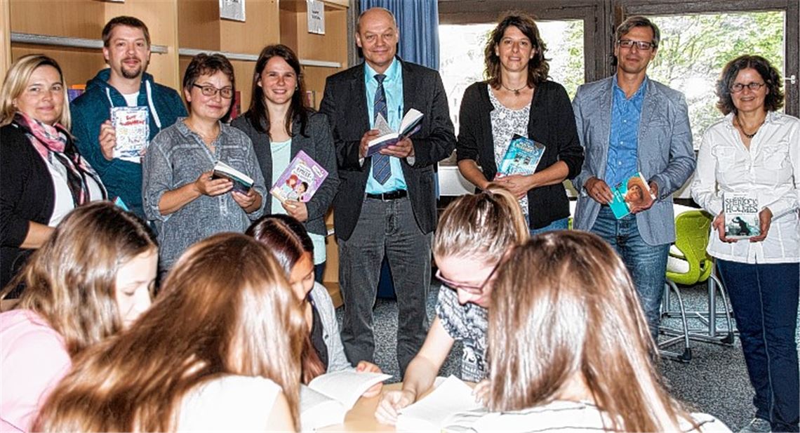 Heidrun Buchinger (Stadtbibliothek Mühlacker), Ralf Engelhardt (THG-Förderverein), Lehrerin Bettina Pfäffle, Celine Fichtner von Buch-Elser, Schulleiter Thomas Mühlbayer, Caro Britsch von Buch-Elser, Lehrer Steffen Rupp und Elternvertreterin Sabine Liefke-Wilhelm (v.li.) freuen sich über die gestifteten Bücher der Buchhandlung Elser. Foto: Wendelstein