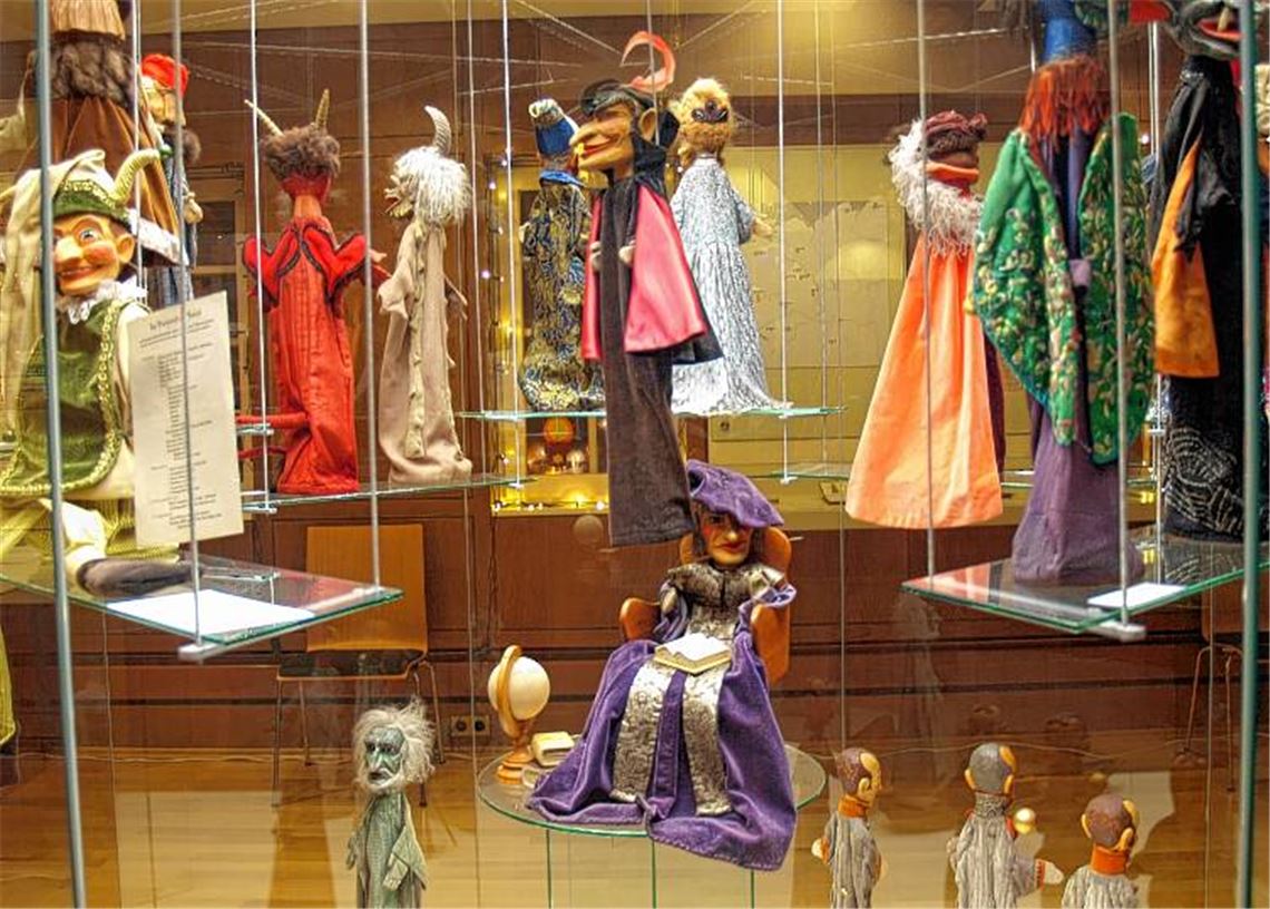 Heike Hamberger freut sich ab Mitte Januar wieder auf Museumsgäste. Bild li.: historische Hohnsteiner Puppen, ein Glanzlicht der Ausstellung.