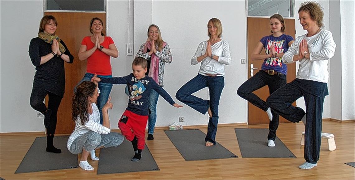 Heike Höfle (re.), Gabriele Hasenauer (kniend) und Kadir bei einer Schnupper-Viertelstunde.