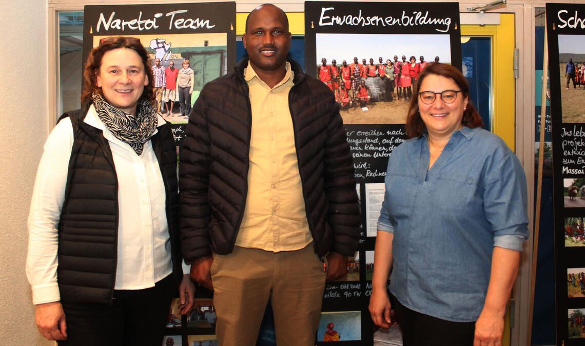 Heike Längle, Moses Sikona und Birgit Faas (v. li.)) bei der Feier zum 15. Geburtstag ihres Hilfsvereins „Naretoi“. Foto: Prokoph