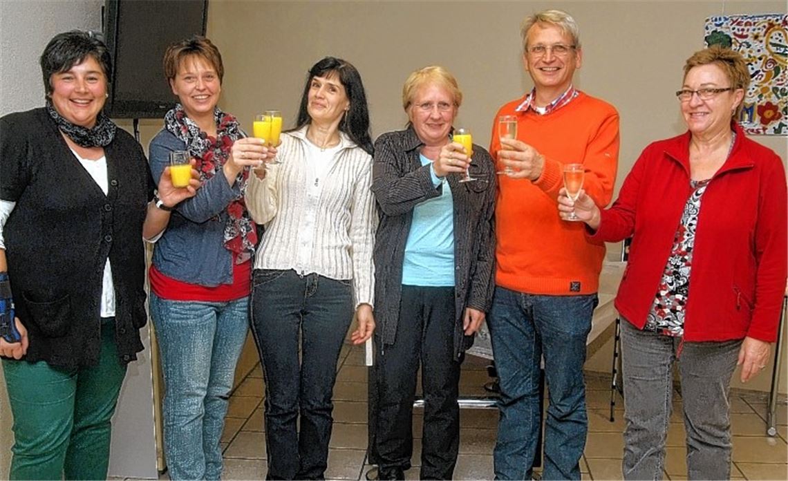 Heike Mannuß (zweite Vorsitzende), Stefanie Sens (Schriftführerin), Anita Dworschak (Erste Vorsitzende), Veronika Hauke (Kassiererin), Ulrich Klotz und Isa Duss (Kassenprüfer) stoßen als Vorstandsgremium des Fördervereins Stadtkapelle Maulbronn auf die Neugründung an.