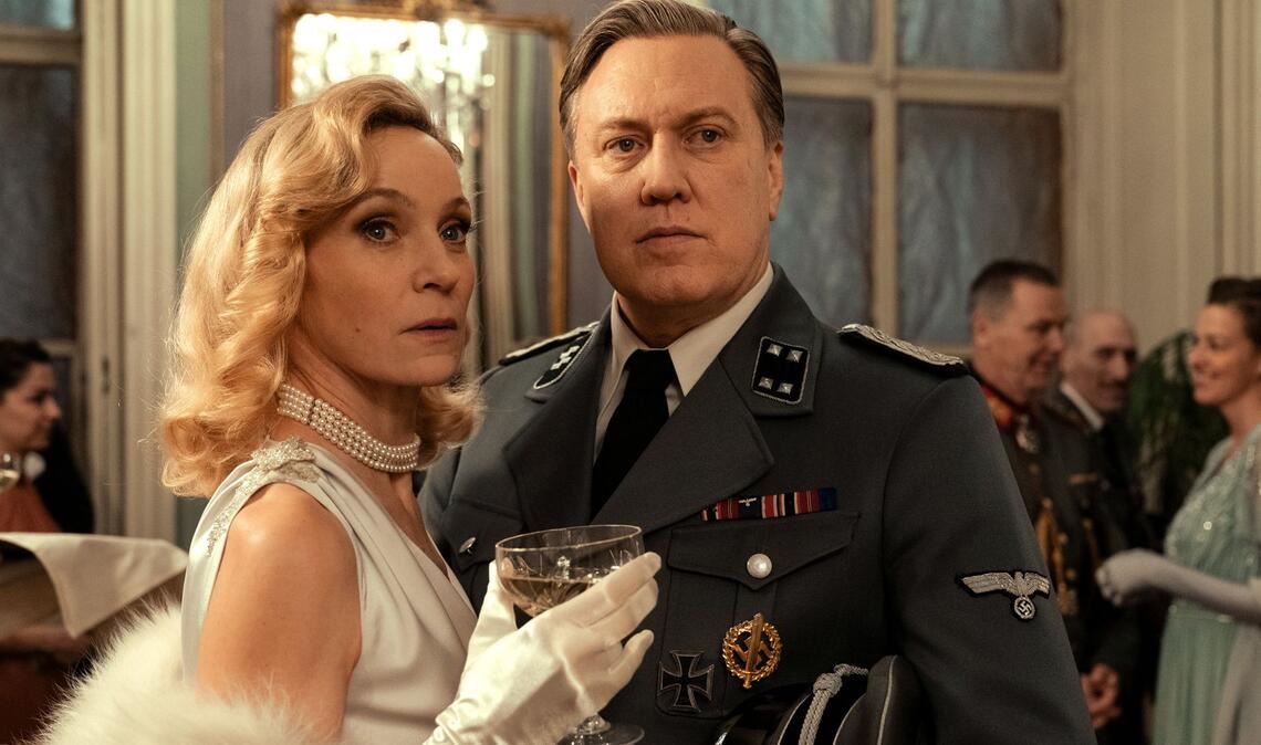 Heikle Mission: Buback (Nicholas Ofczarek) vertritt den NS-Befehlshaber als Abendbegleitung der glamourösen Ex-Schauspielerin Marleen Baumann (Jeanette Hain).