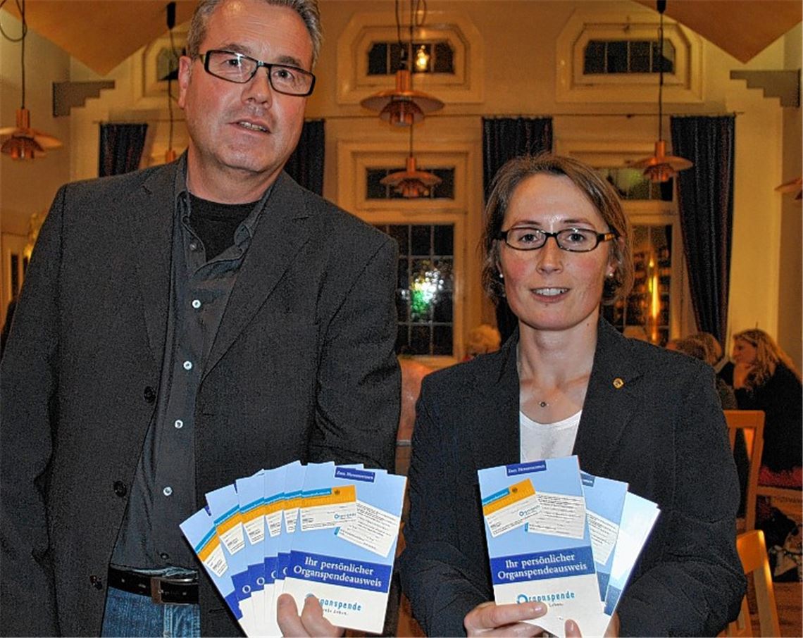 Heikles gesellschaftliches Thema: Martin Kalus warb beim Lions Club Mühlacker gemeinsam mit der Präsidentin Isabelle Ziegler für die Organspende.