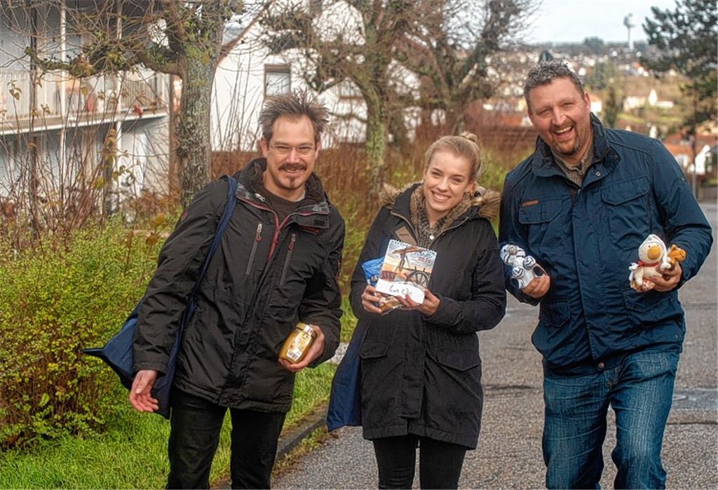 Heiko Braun (v.li.), Miriam Seng und Uli Schmidt verteilten gemeinsam mit 13 anderen Mitarbeitern der Freien evangelischen Gemeinde Mühlacker kleine Weihnachtsgeschenke. Fotomoment