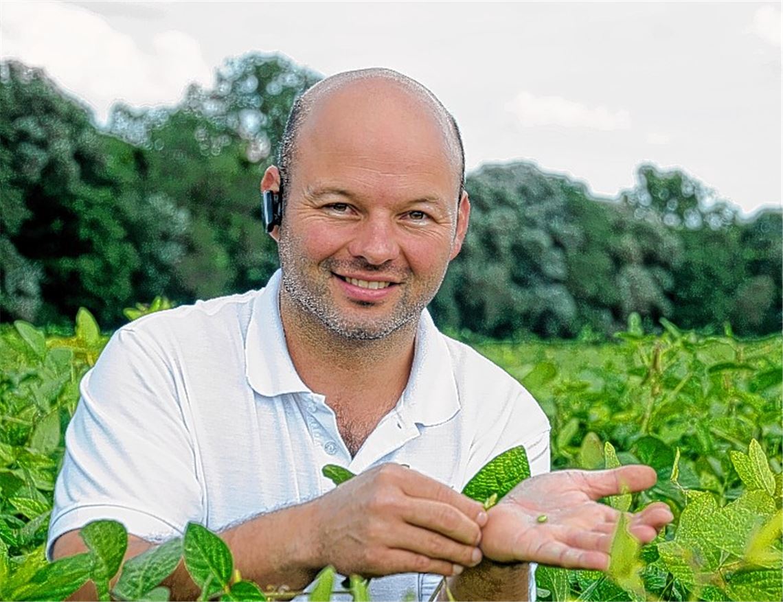 Heiko Leis mit Sojabohne im Sojafeld. Foto: fl