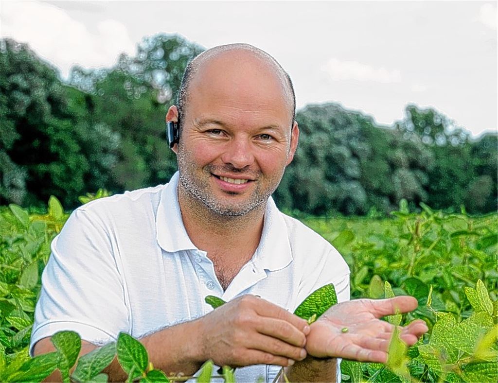 Heiko Leis mit Sojabohne im Sojafeld. Foto: fl
