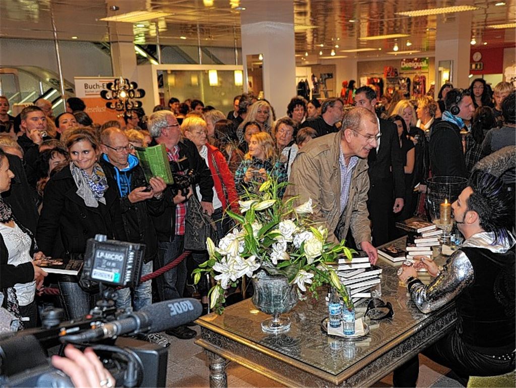 Heimkehr an die alte Wirkungsstätte: Harald Glööckler im Oktober 2011 bei seinem Besuch in Mühlacker. Die Begegnung mit der eigenen Vergangenheit darf in keinem Rückblick fehlen – auch dann nicht, wenn es um die unternehmerische Erfolgsgeschichte des Modedesigners geht.Archivfotos: Tilo Keller, privat
