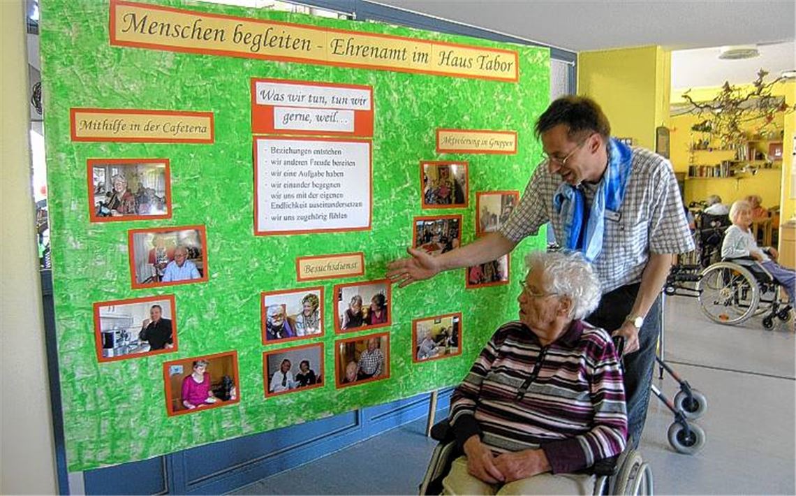 Heimleiter Martin Gnoyke erläutert einer Bewohnerin des Altenzentrums „Haus Tabor“ in Maulbronn Informationstafeln zum Tag der offenen Tür.