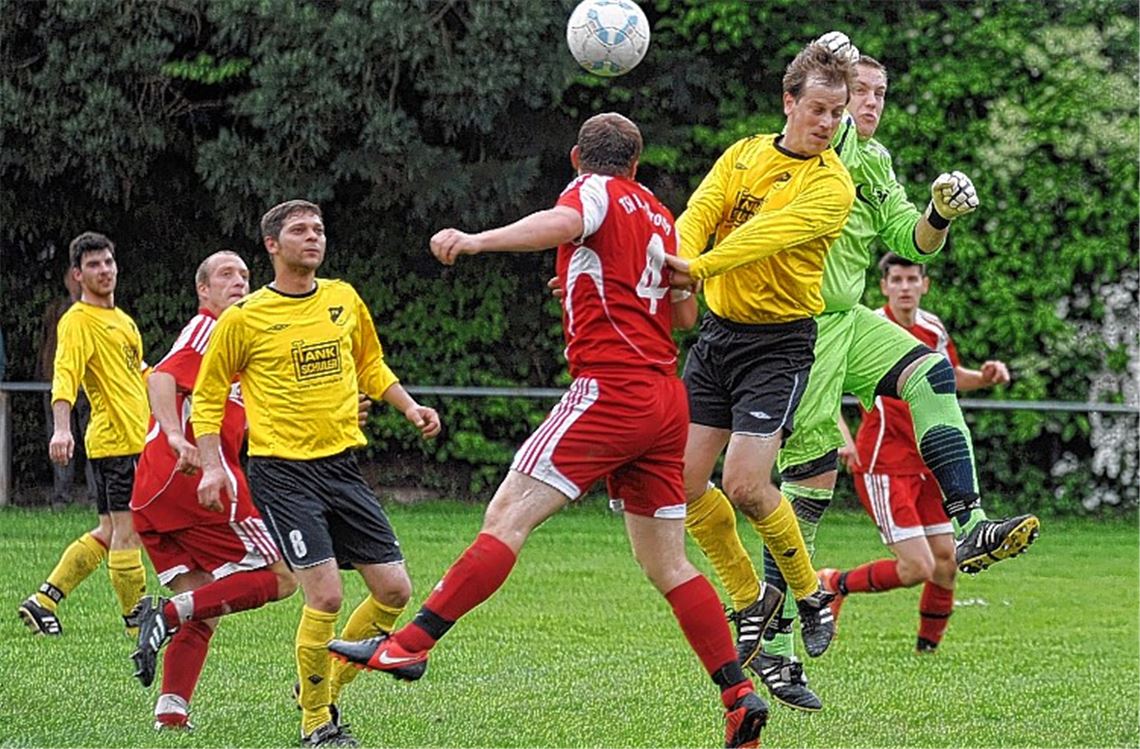 Heimpleite im Nachbarschaftsduell: Lienzingen (in Gelb) unterliegt Maulbronn. Foto: Fotomoment
