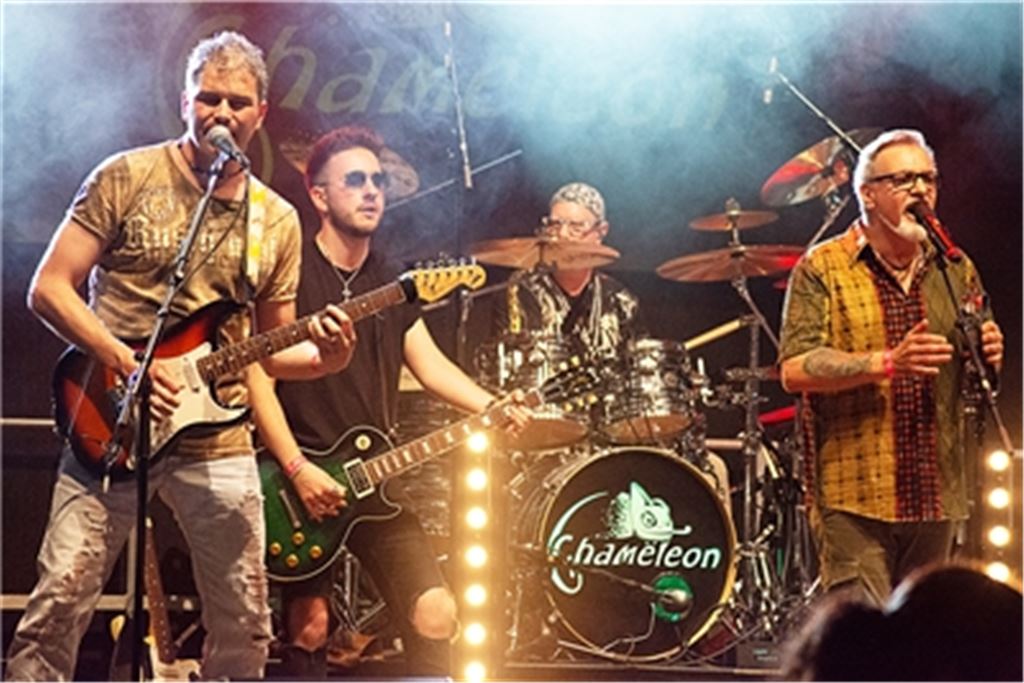 Heimspielpremiere als Bürgermeister: Matthias Enz (li.) und seine Band „Chamëleon“ sorgen dafür, dass es an der stillen Enz alles andere als still zugeht.Foto: Fotomoment