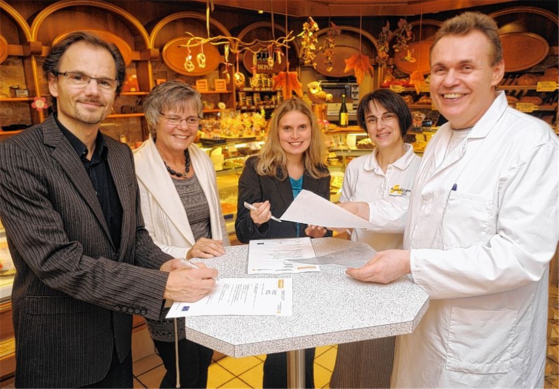 Heiner Hebborn, Birgid Klepper, Jennifer Zapp, Anita Heidinger und Wilhelm Heidinger (v.li.) besiegeln die Bildungspartnerschaft. 