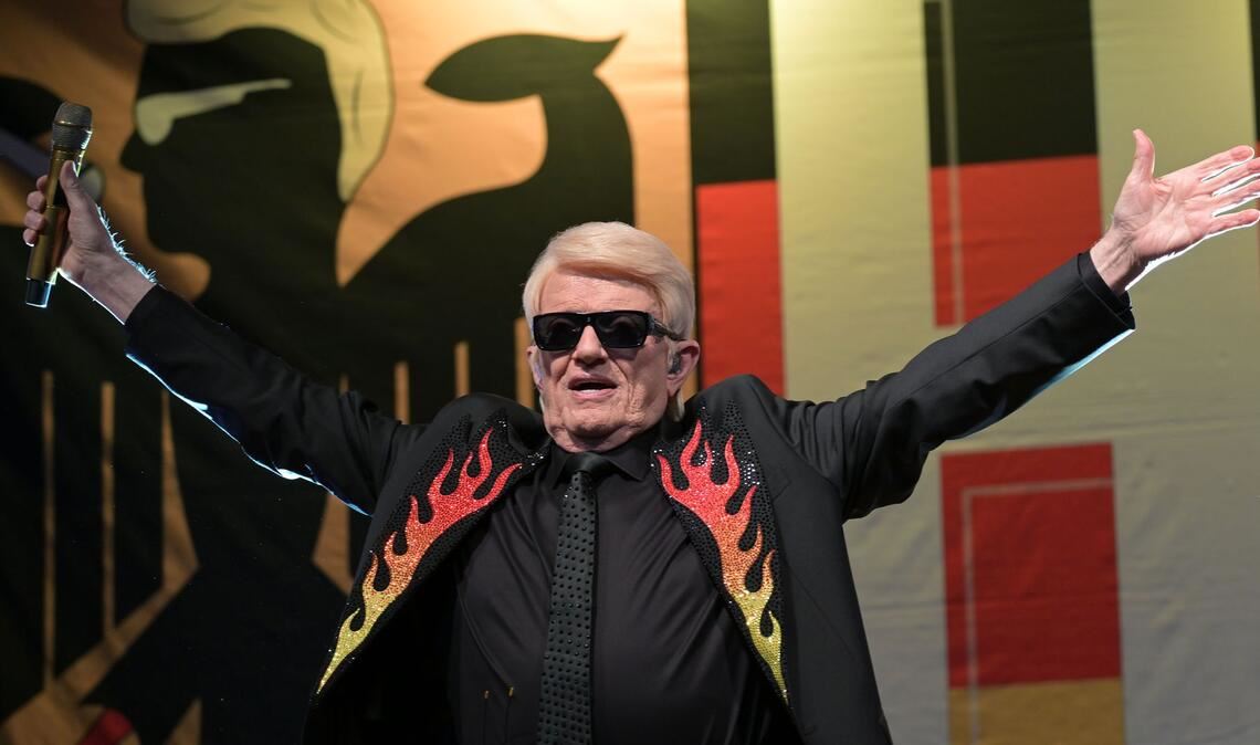 Heino wird bei seinem Zusatzkonzert aus Solidarität mit einem Feuerwehrmann im brandenburgischen Bad Belzig bejubelt.