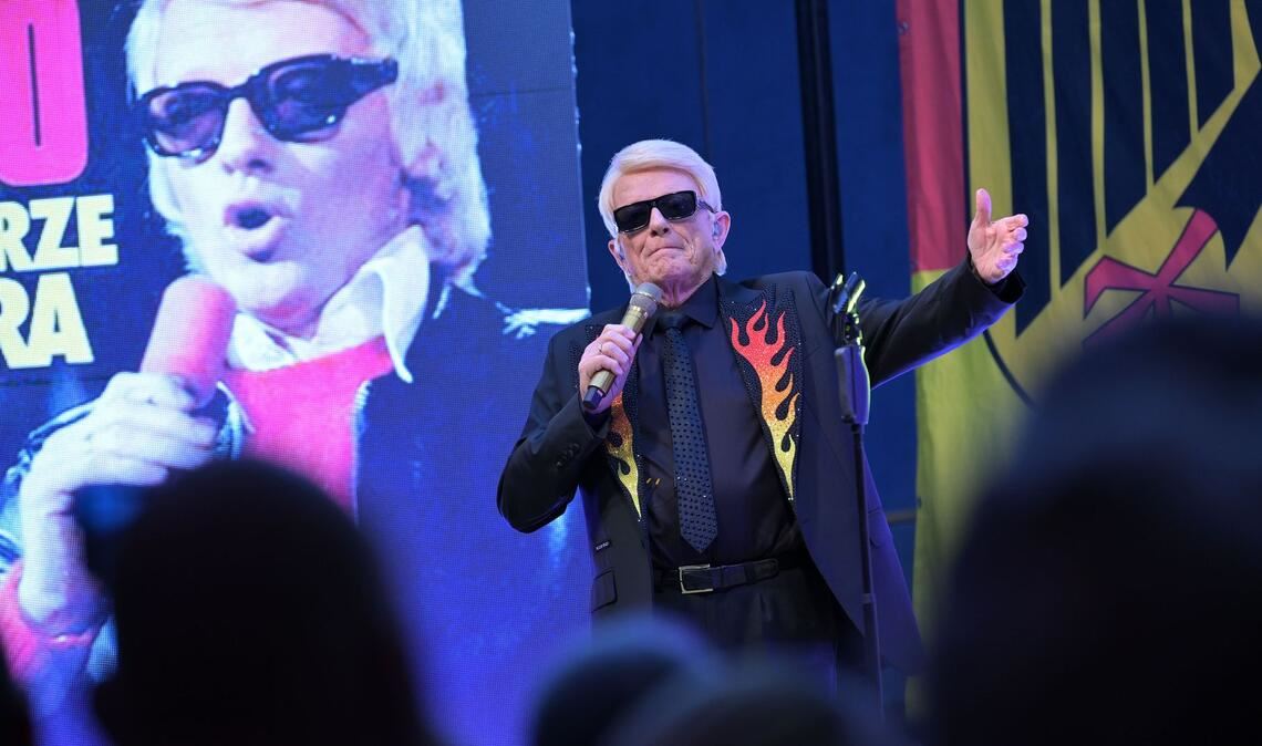 Heino wird bei seinem Zusatzkonzert aus Solidarität mit einem Feuerwehrmann im brandenburgischen Bad Belzig bejubelt.
