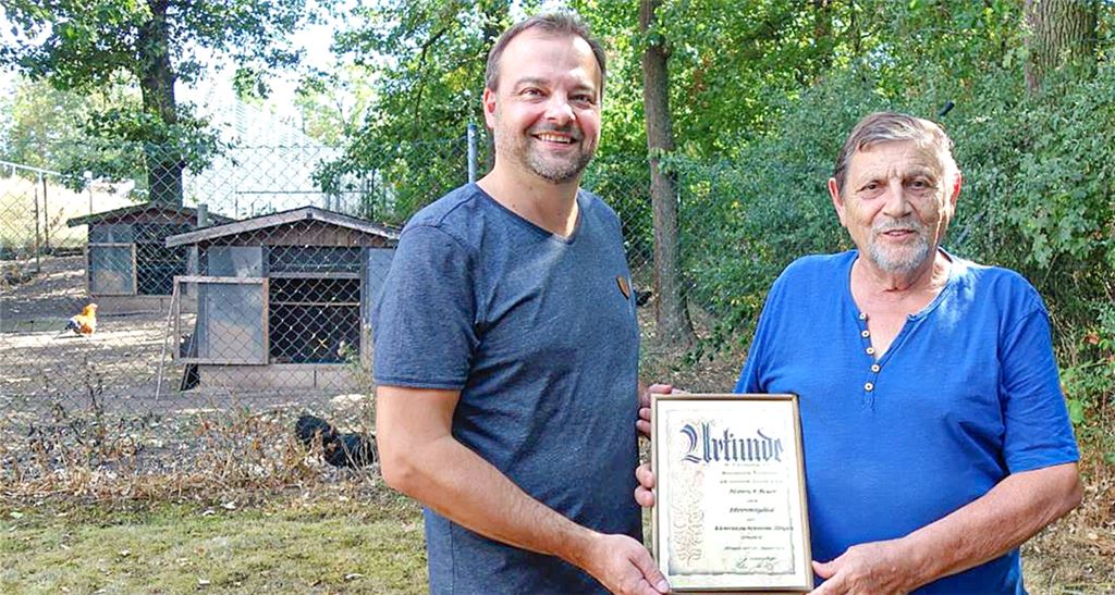 Heinrich Beyer (re.) erhält durch den Vereinsvorsitzenden Marco Mannhardt die Ernennungsurkunde zum Ehrenmitglied überreicht. Foto: privat