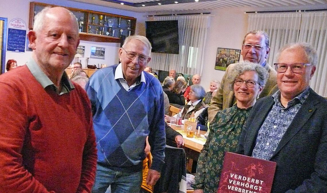 Heinrich Furrer (v.li.), Martin Kull, Bürgermeister Michael Schmidt, Elvira Knothe und Kreisarchivar Konstantin Huber mit seinem von ihm verfassten Buch „Verderbt, Verhörgt, Verbrendt“. Foto: Dietrich
