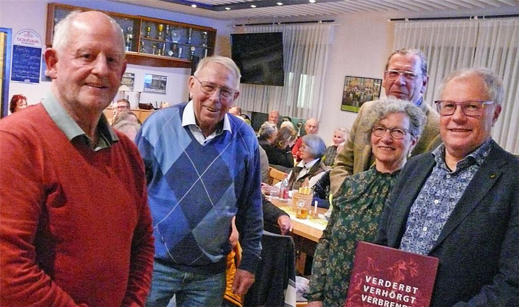 Heinrich Furrer (v.li.), Martin Kull, Bürgermeister Michael Schmidt, Elvira Knothe und Kreisarchivar Konstantin Huber mit seinem von ihm verfassten Buch „Verderbt, Verhörgt, Verbrendt“. Foto: Dietrich