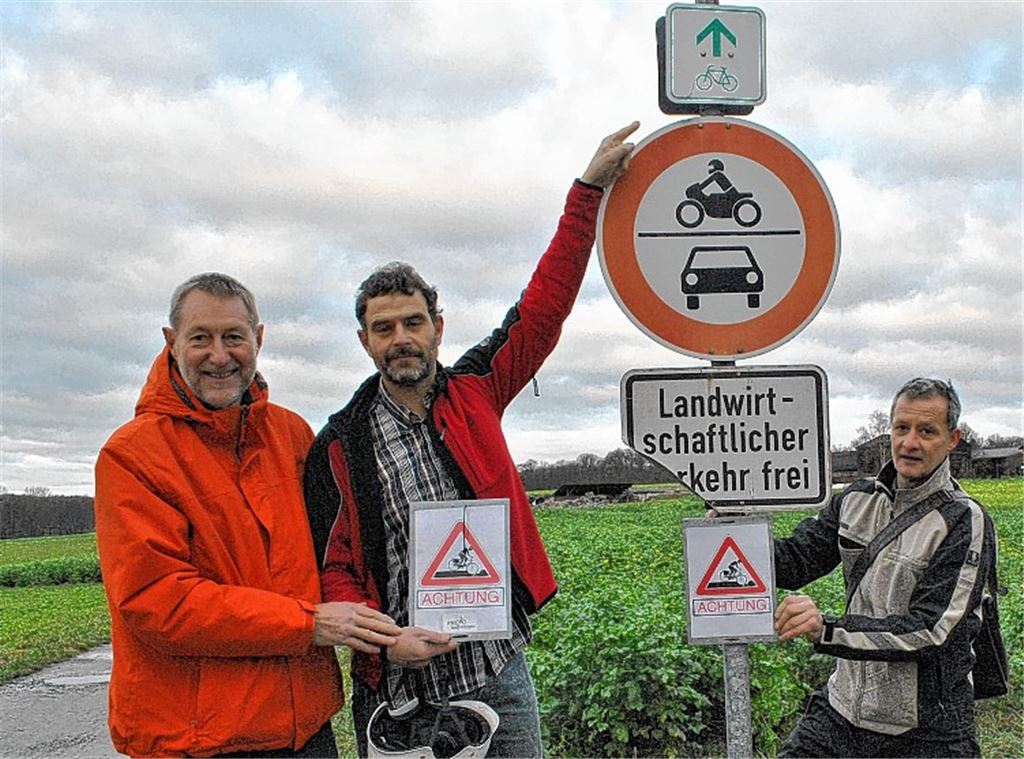 Heinz Heinrich, Thomas Messerschmidt und Uwe Kitzberger (v. li.) bringen Warnschilder an.