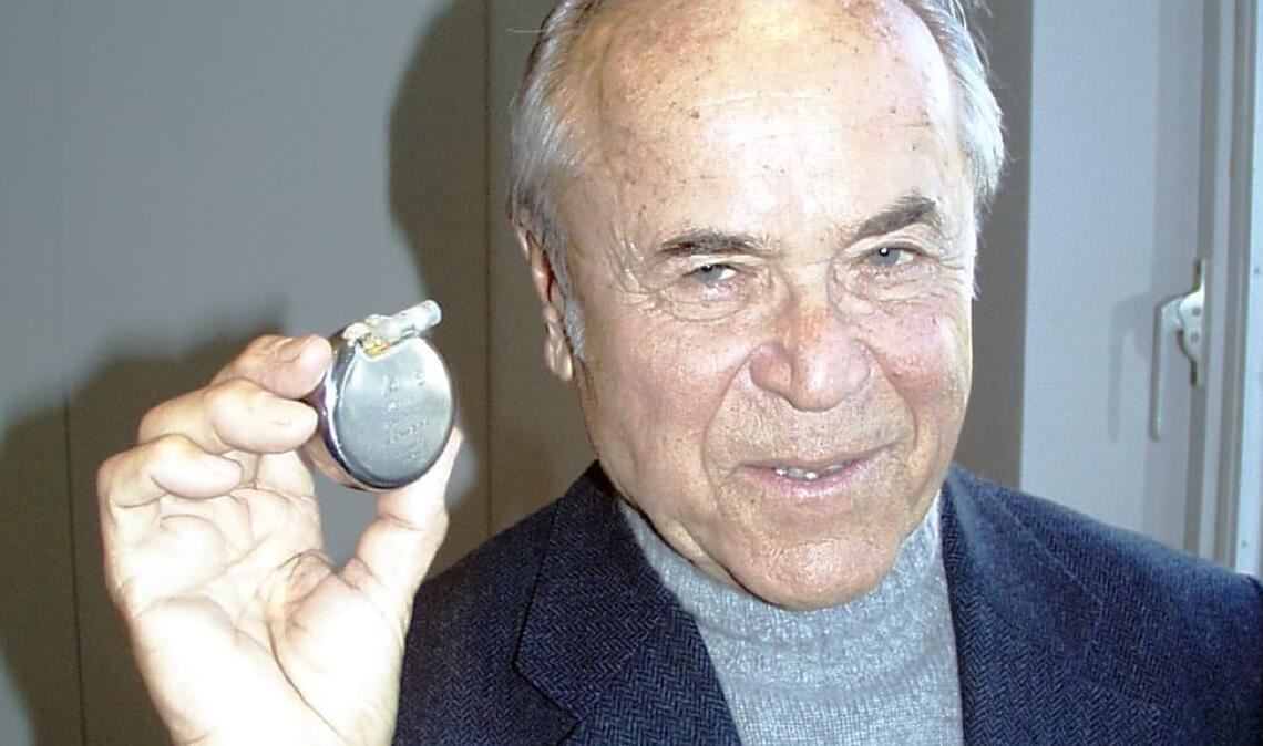 Heinz-Joachim Sykosch, der Chirurg, der am 2. Oktober 1961 den ersten Herzschrittmacher implantiert hat