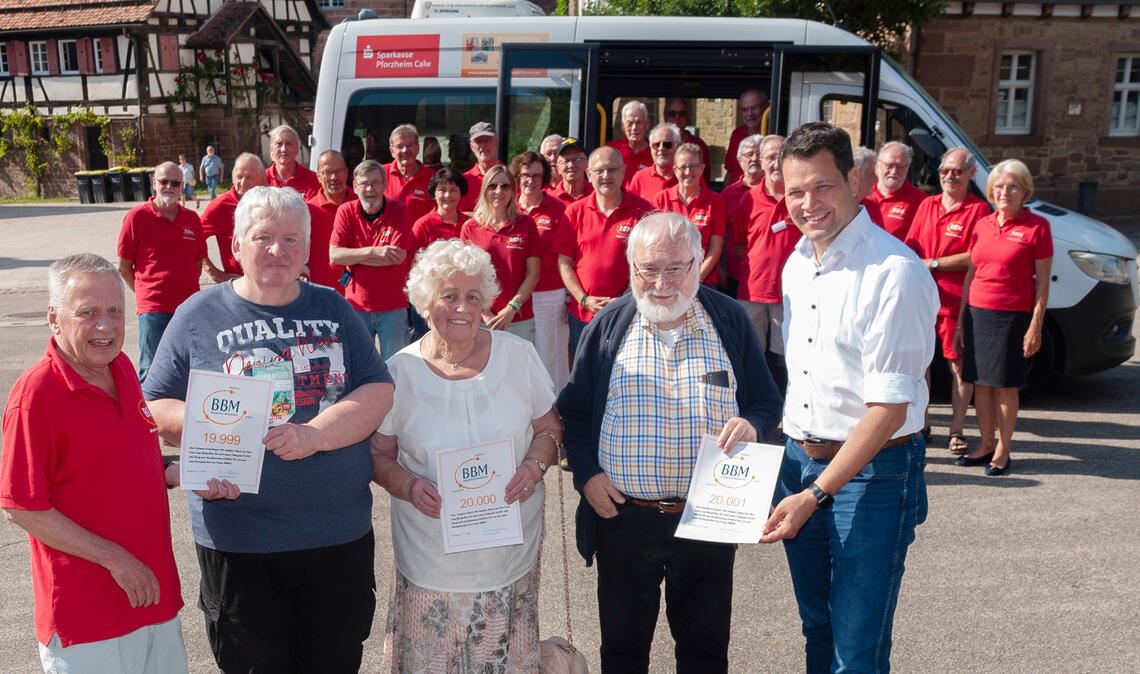 Heinz Kammer (re.) und Bürgermeister Aaron Treut (li.) überreichen an Thomas Kramlinger, Irmgard Sieber und Reinhard Kastner (v. li.) Geschenkkarten. Foto: Fotomoment