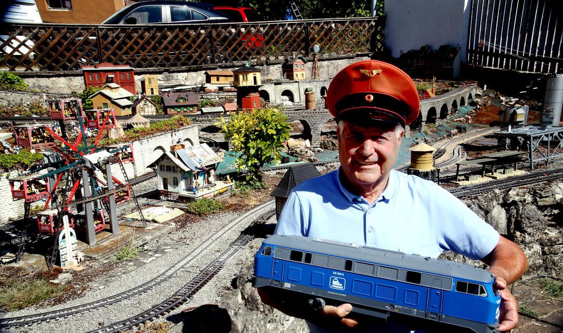 Heinz Knodel hat sich in Hohenhaslach eine in der ganzen Region bekannte Eisenbahn-Miniwelt geschaffen, die zu den größten privaten Anlagen Deutschlands zählt. Fotos: Drossel