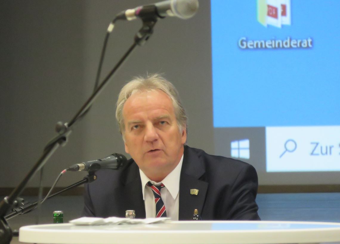 Heinz-Peter Hopp begrüßt Teilnehmer und Besucher der Gemeinderatssitzung – an diesem Dienstagabend zum letzten Mal in seiner 24-jährigen Amtszeit. Foto: Becker