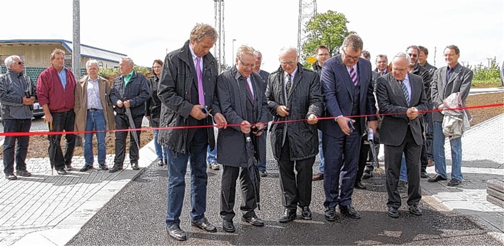 Heinz-Peter Hopp (li.), die drei Geschäftsführer der Firma Wolf, Jürgen Pfab (zweiter v. li.), Jürgen Steinbeck (zweiter v. re.), Siegfried Karst (re.) und Landrat Karl Röckinger eröffnen vor dem Knittlinger Gemeinderat den Kreisverkehr symbolisch mit einem Scherenschnitt.