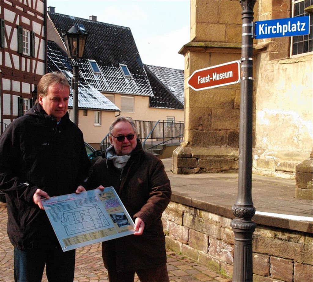 Heinz-Peter Hopp (li.) und Gerd Schweizer zeigen eine der 14 Infotafeln. 