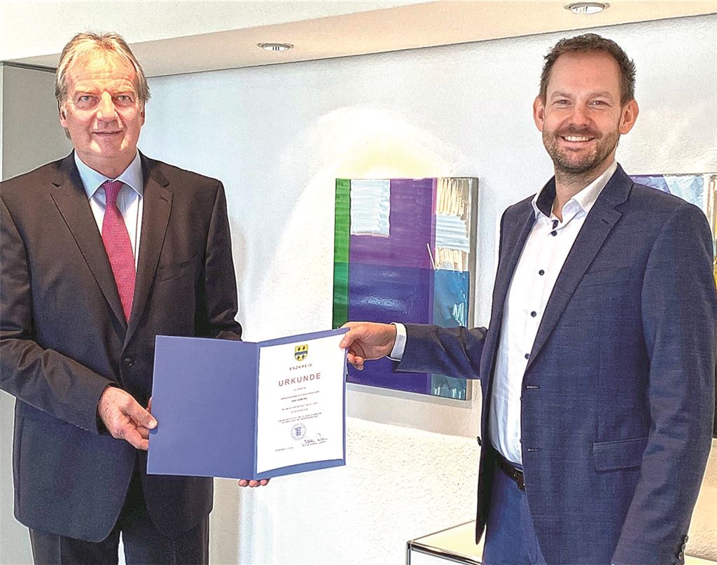 Heinz-Peter Hopp (li.) verabschiedet sich von Landrat Rosenau. Foto: Enzkreis/Saraie