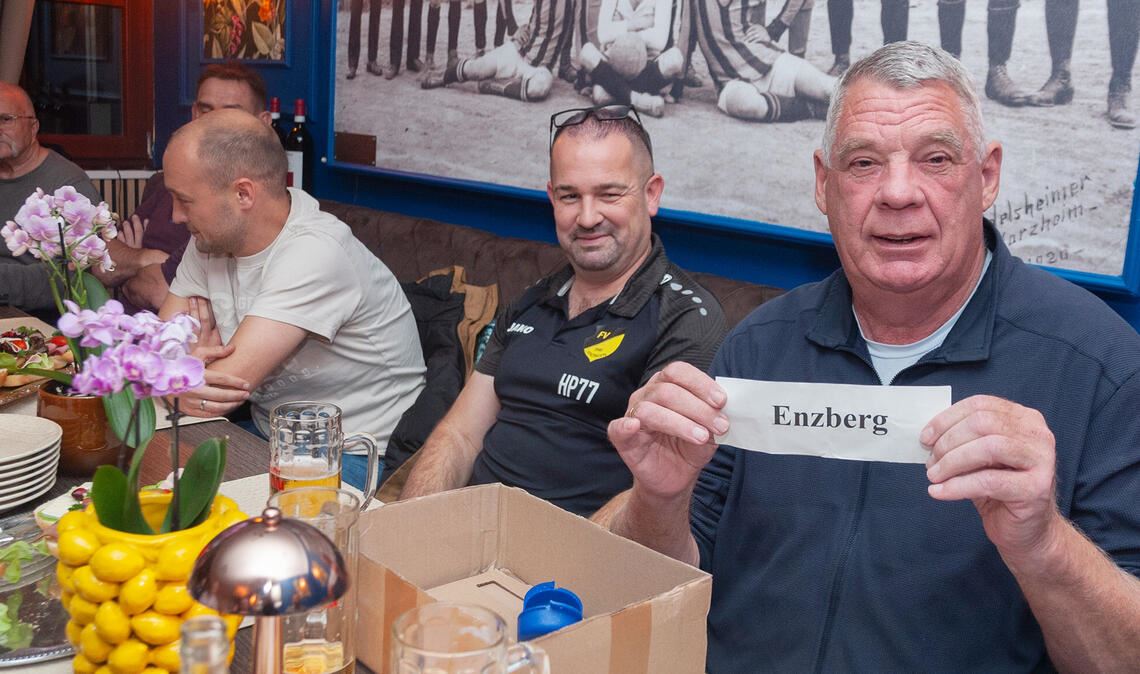 Heinz Voges, der erste Vorsitzende des FC Viktoria Enzberg fungiert als Losfee für die Mühlacker Stadtpokalturniere 2025. Fotos: Fotomoment
