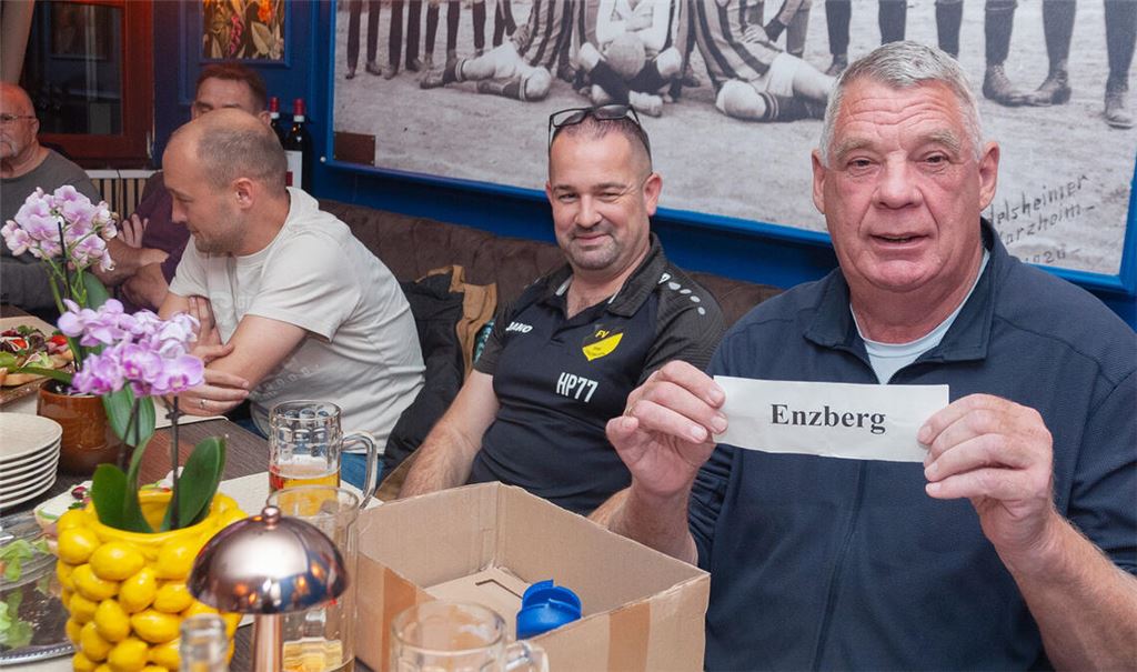 Heinz Voges, der erste Vorsitzende des FC Viktoria Enzberg fungiert als Losfee für die Mühlacker Stadtpokalturniere 2025. Fotos: Fotomoment
