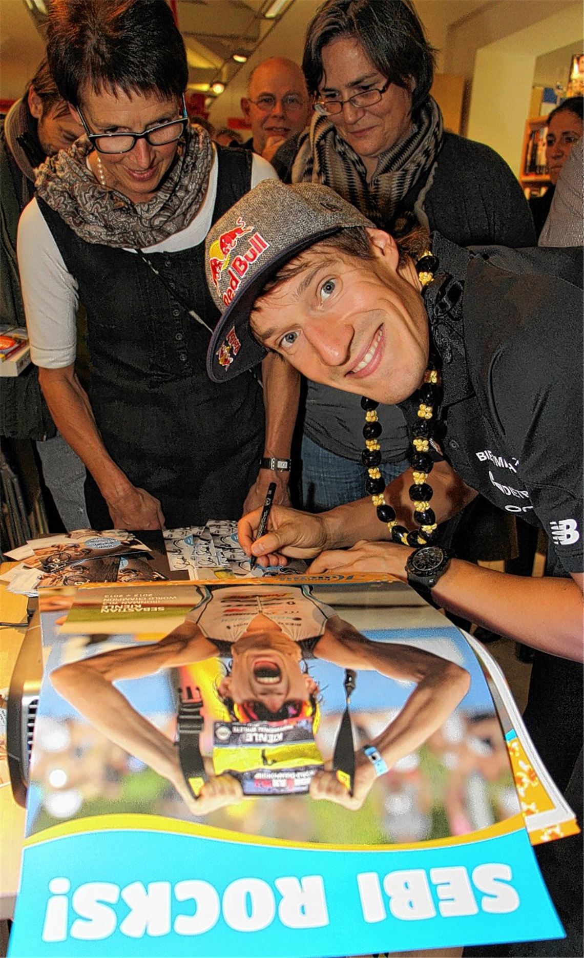 Heiß begehrt: Nach dem Vortrag erfüllt der Weltmeister gut gelaunt jeden Autogrammwunsch.