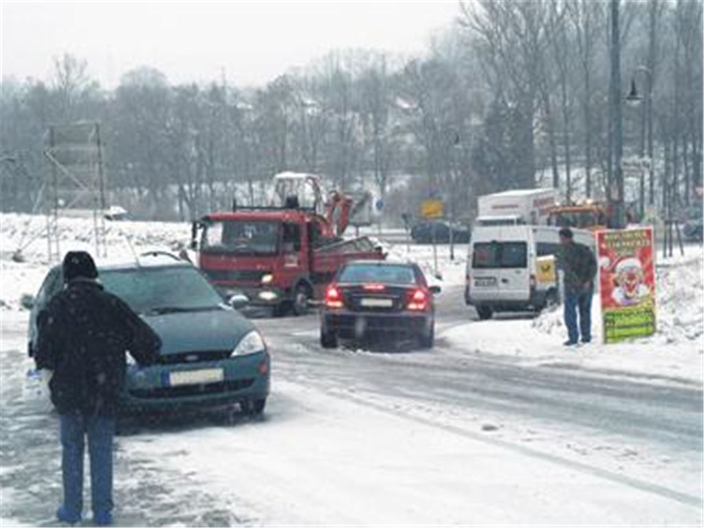Heiß ersehnt: Erst der Streulaster des Bauhofs, der gleich mehrfach rauf und runter fährt, macht die vereiste Zufahrt hinauf ins Wohngebiet Stöckach wieder passierbar. 
Foto: Eier