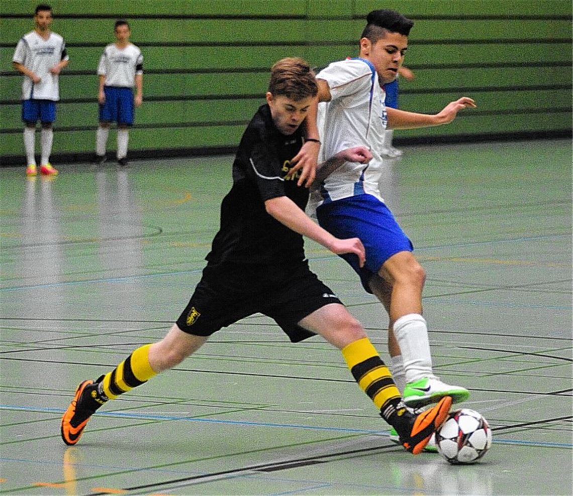 Heiß umkämpft: Beim Eröffnungsspiel kommt die Gastgebermannschaft der FVgg 08 Mühlacker (weiße Trikots) gegen den TSV Ensingen nur zu einem torlosen Remis. 