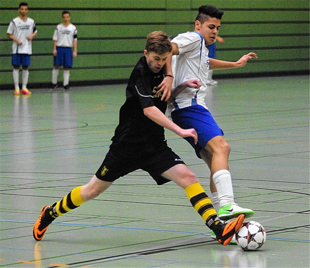 Heiß umkämpft: Beim Eröffnungsspiel kommt die Gastgebermannschaft der FVgg 08 Mühlacker (weiße Trikots) gegen den TSV Ensingen nur zu einem torlosen Remis. 