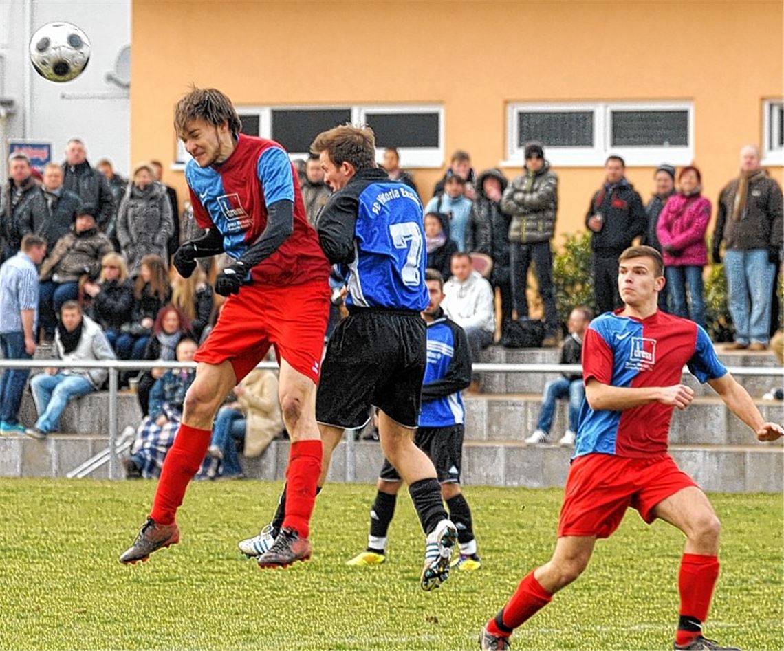 Heiß umkämpfte und gut besuchte Partie: Enzberg (blau-schwarze Trikots) sichert sich im Spiel gegen den TSV Ötisheim drei Punkte. 